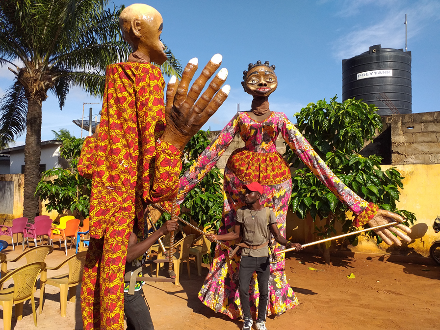 Afrikanisches Figurenspektakel